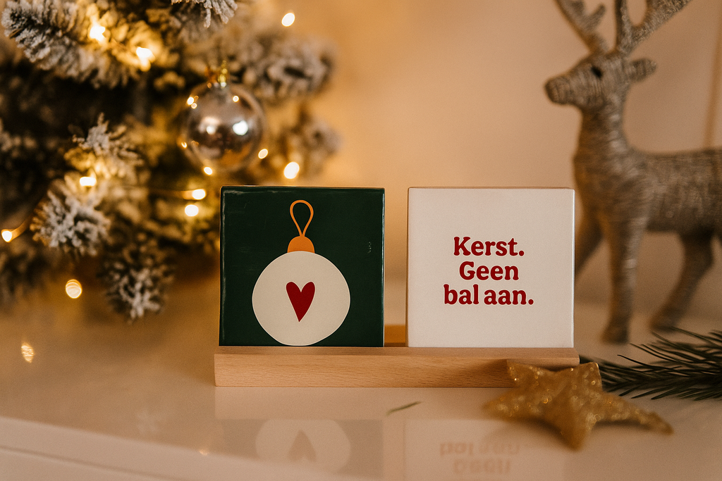 Houten tegelhouders, 2 tegeltjes